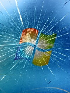 Картинка "Логотип Windows на фоне разбитого стекла"