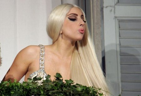  Lady Gaga - Donatella